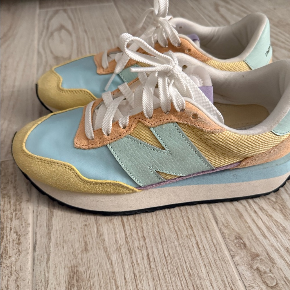 New Balance size 8 sneakers - pastel